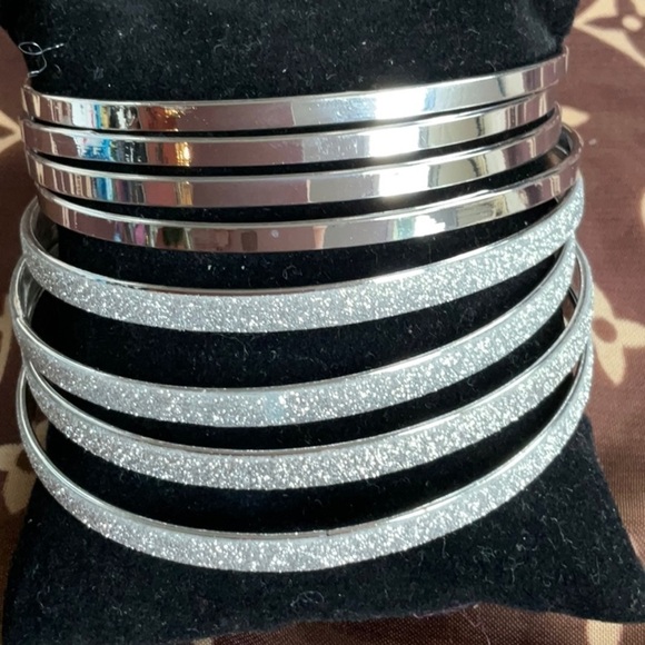 VINTAGE SET OF 8 SILVER TONE BRACELETS - Picture 2 of 2